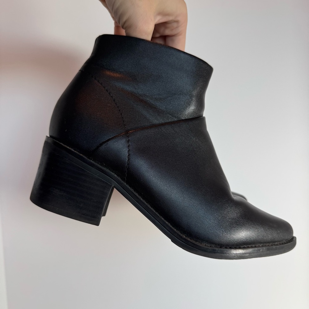 Blondo Black Leather Pointed Toe Heeled Boots 7 - Picture 13 of 13